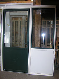 groene deur met klapraam